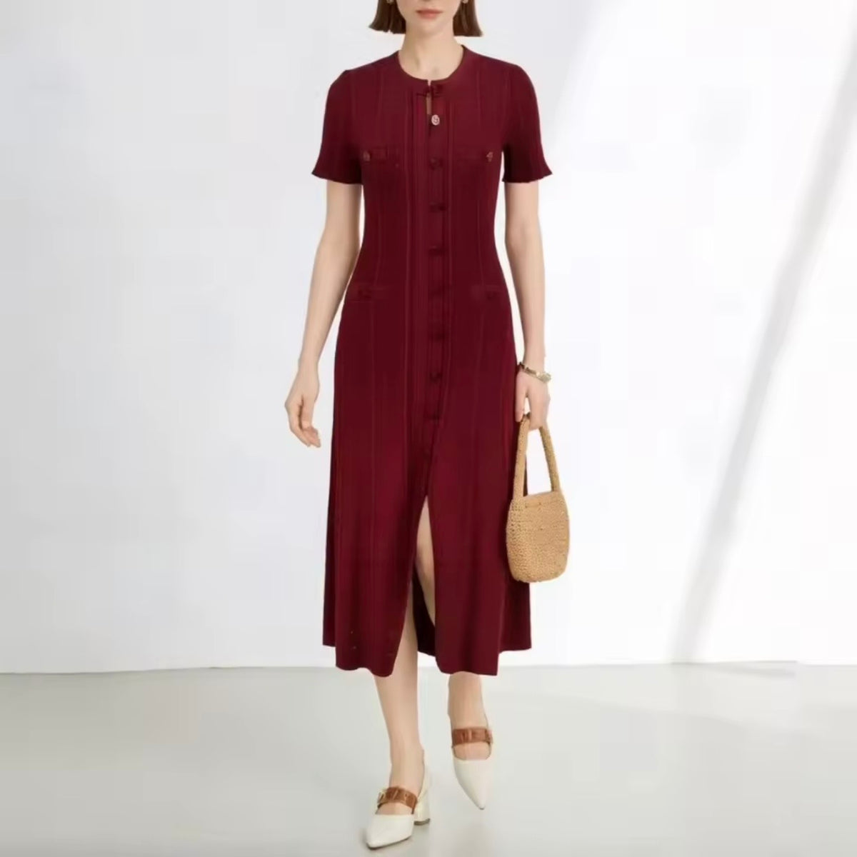 Burgundy Short-Sleeve Knit Midi Dress – Elegant Fitted Silhouette