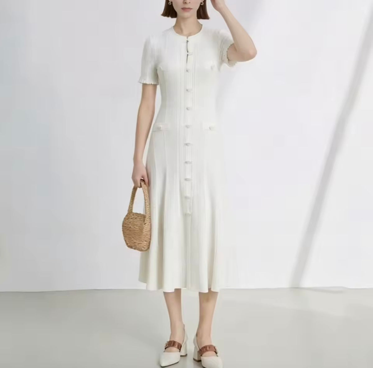 White Short-Sleeve Knit Midi Dress – Elegant Fitted Silhouette