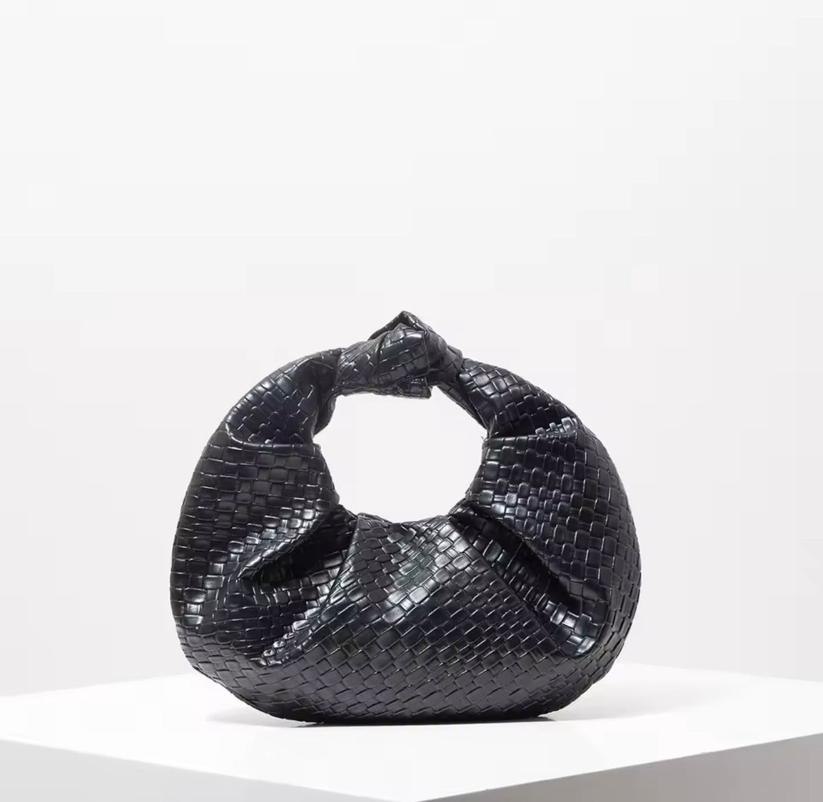 Como Black Handbag – Elegant Woven Style